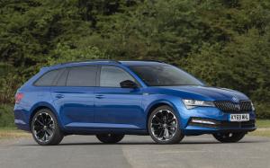 Skoda Superb Combi 4x4 SportLine 2019 года (UK)